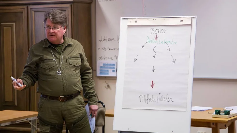 Utbildning. Läraren Jörgen Kalmendal undervisar i konflikthantering som är en del av omsorgsprogrammet.