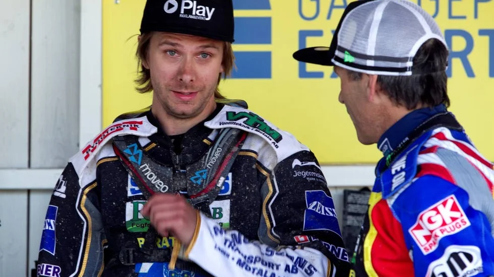Daniel Davidsson, här i samspråk med Greg Hancock, inleder den allsvenska finalen under torsdagen med sitt lag Vargarna, mot Västervik.