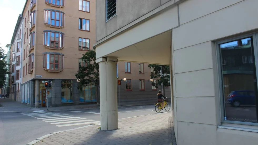 Brottsplats. Här vid korsningen blev 16-åringen stucken i magen och bröstet.