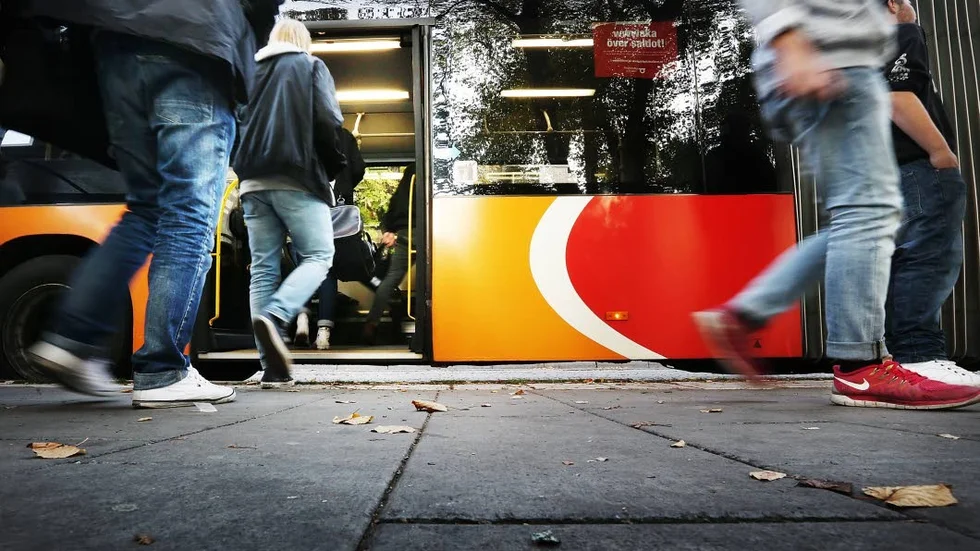 Östgötatrafiken. Skribenten vill ha bättre möjligheter att ta sig in till Sturefors med buss.