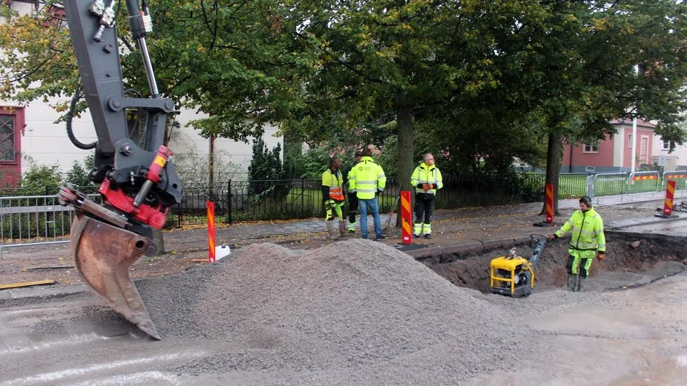 Hålet i Drottningatan fylldes igen efter att man lagat vattenläckan. Gatan kunde också öppnas för trafik på fredagskvällen.