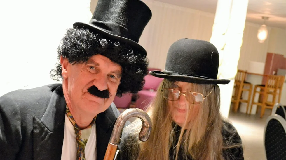 Lars Övling som Charlie Chaplin och Eva Liz Mattsson som fru Morticia ur tv-serien The thing. Foto: Sven-Olof Nilsson