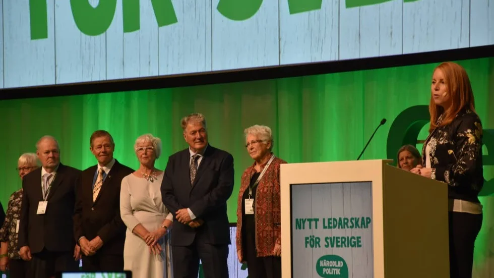 Hedrades. Roland Larsson, i mitten, fick ta emot utmärkelsen från partiledaren Annie Lööf.
