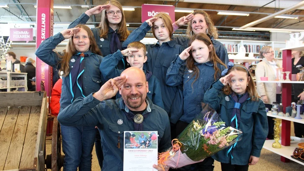 Alltid redo! Scouterna i Gullringen visar hur det ska gå till. Fr v Felicia Hansen, Sabina Hederud, Linus Fransson, Tindra Tildemyr, Camilla Tildemyr, Alma Nilsson och Tilde Sjösten. Längst fram Johan Tildemyr.
