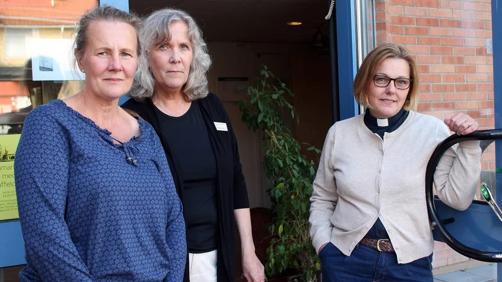 Maria Karlström, längst till vänster, mötte upp i Kyrkans hus i Mantorp tillsammans med Helena Runhamn och Sara Olofsson.