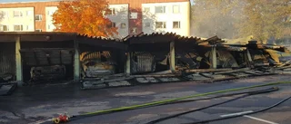 Sju bilar förstörda i våldsam brand