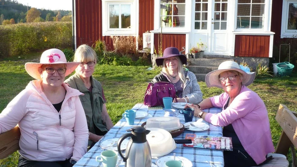 De årsrika. Fr v Ing-Marie Gutman, Maggi von Wachenfeldt, Ingvor Gustafsson och Ingegerd Halvarsson vid kaffebordet med fölkakan