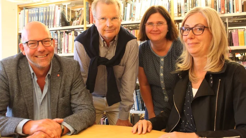 Peter Högberg, Jacob Käll och Anna Olausson i styrgruppen välkomnar projektledare Erica Månsson, t h, som nu sätter igång med förstudien.