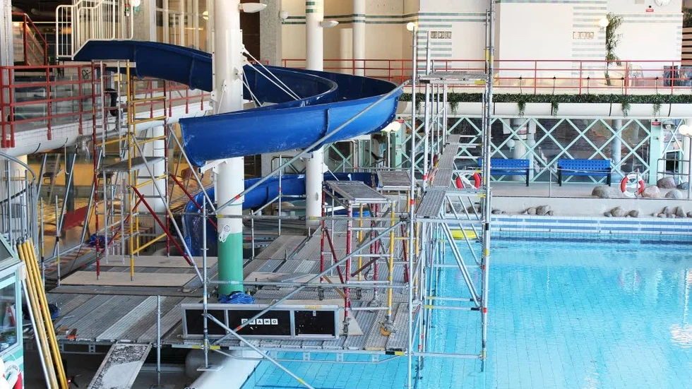 Den nya rutschkanan monteras nu upp i simhallen. Samtidigt pågår förberedelserna för den nya simhallen.