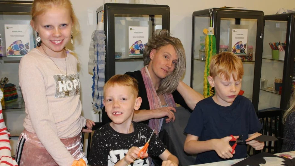 Syskonen Elsa, Algot och Arvid Lundgren kommer till biblioteket för att pyssla med Cindy (Philip Kullgren).