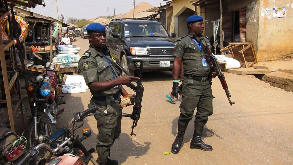 Som valobservatör i Nigeria följs David och hans kollegor av poliser som skyddar dem.
