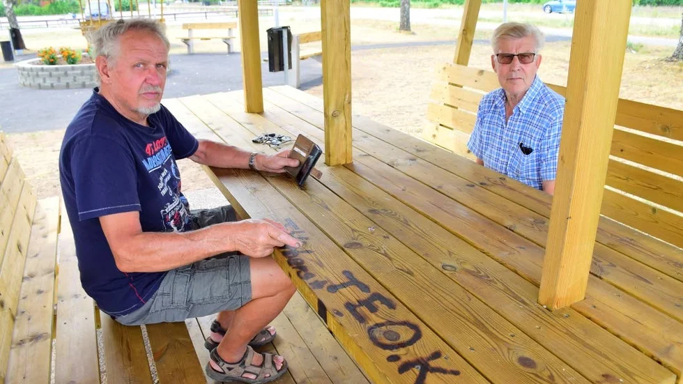 "Det är nytt och fint och så blir det sönderklottrat. Så här får det inte hålla på." Samhällsföreningens Kent Karlsson och Inge Adolfsson upprörs över skadegörelsen på den nya rastplatsen.