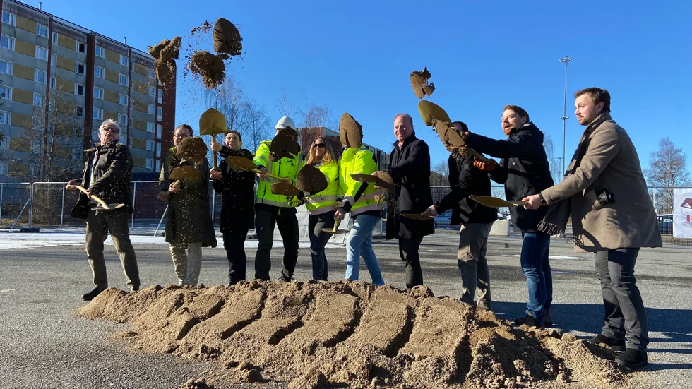 "Boende i Årby" är kritisk över att de nära parkeringarna i Årby försvinner när stadsdelen nu ska byggas ut.
Bilden: Så här såg det ut när första spadtaget togs för bostadsprojektet Årby Norra.