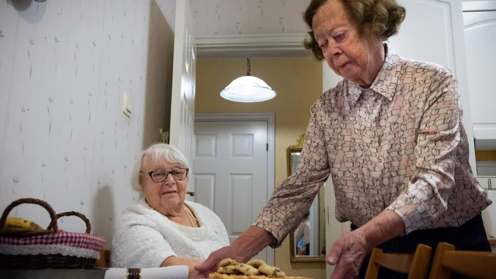 Den här dagen har Maj-Lis kommit hem till Annemaj som bjuder på äppelkaka. De ses varannan vecka, minst.