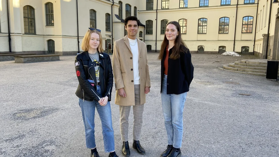 Elin Julin, David Rodriguez och Maja Salwén går sista året på S:t Eskils gymnasium i Eskilstuna. Nu hoppas de få springa ut på skolgården under ett "normalt" studentfirande efter år av pandemi.