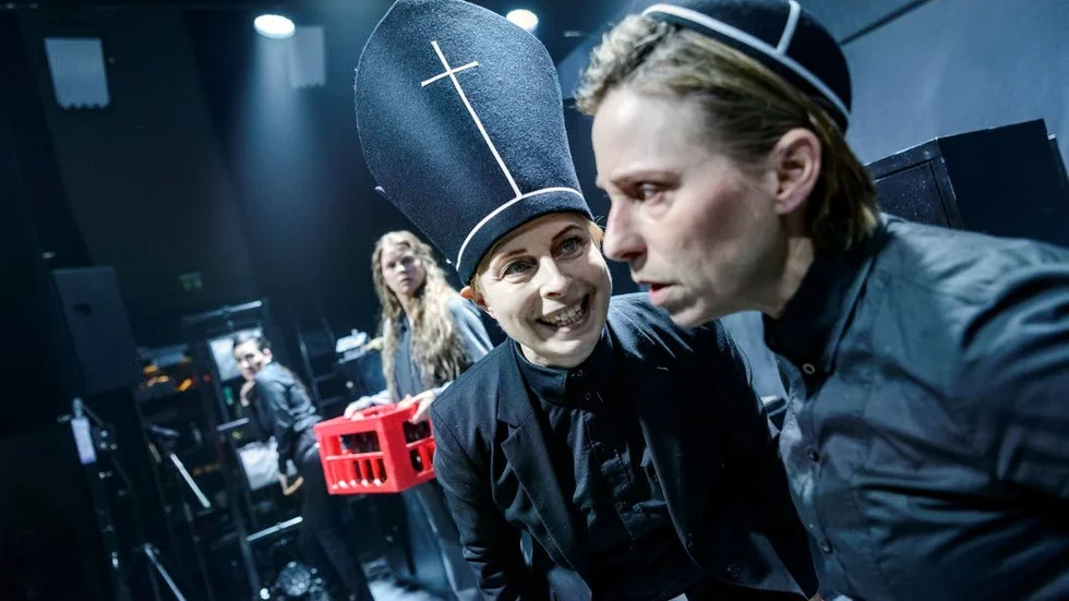 Häxjakt. Prästerskapet förbereder för krig mot Satans bundsförvanter i ”Häxor – När drevet går”