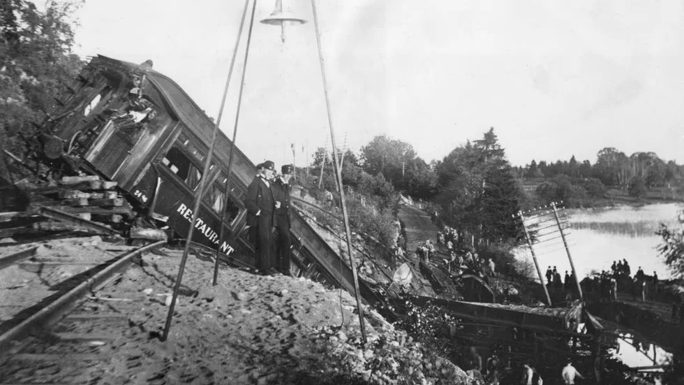 Getåolyckan. Olof Svenfelts farfar O.G. Svensson överlevde tågolyckan vid Getå 1918 då minst 42 människor miste livet. Loket och sju vagnar störtade ner från flera meters höjd och fattade eld men Svensson, som satt i restaurangvagnen, klarade sig. Orsaken till olyckan var att banvallen hade underminerats av ihållande regn.