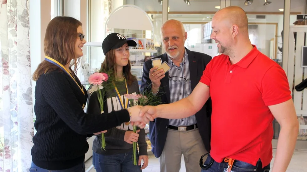 Hultsfreds kommun, genom Peter Adolfsson, uppmärksammade svenska mästarna Andrea Emanuelsson och Ronja Eriksson genom att dela ut guldplaketter. Samtidigt passade Målilla Bandys Mikael Karlsson på att dela ut guldmedaljerna från förbundet. Foto: Charlotte Madestam