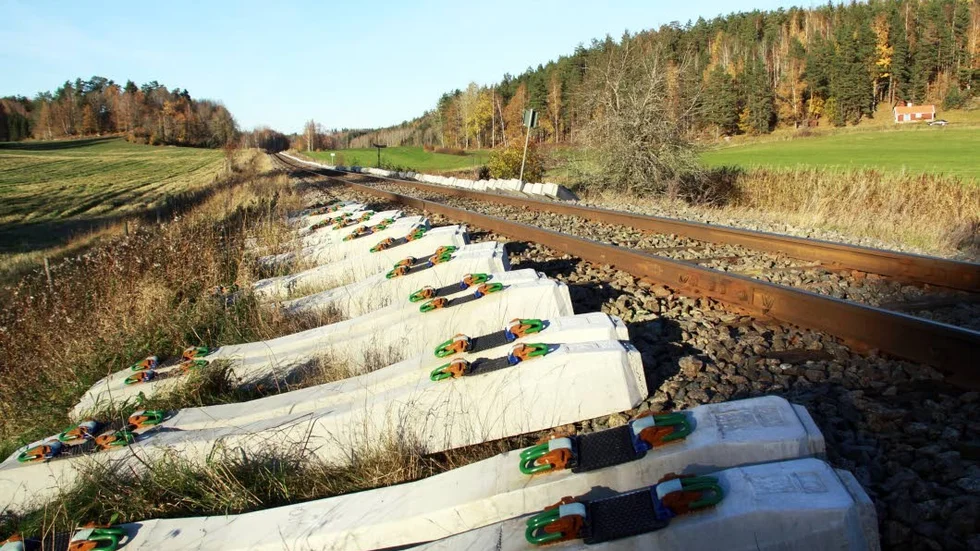 Förberett. Nya sliprar i betong ligger som ett pärlband längs banvallen.