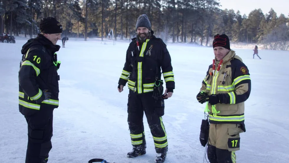 Brandmännen Jonas Wihlborg, Thomas Mideskog och Jonas Carlsson bjuder in allmänheten att testa isvaksräddning den här veckan.