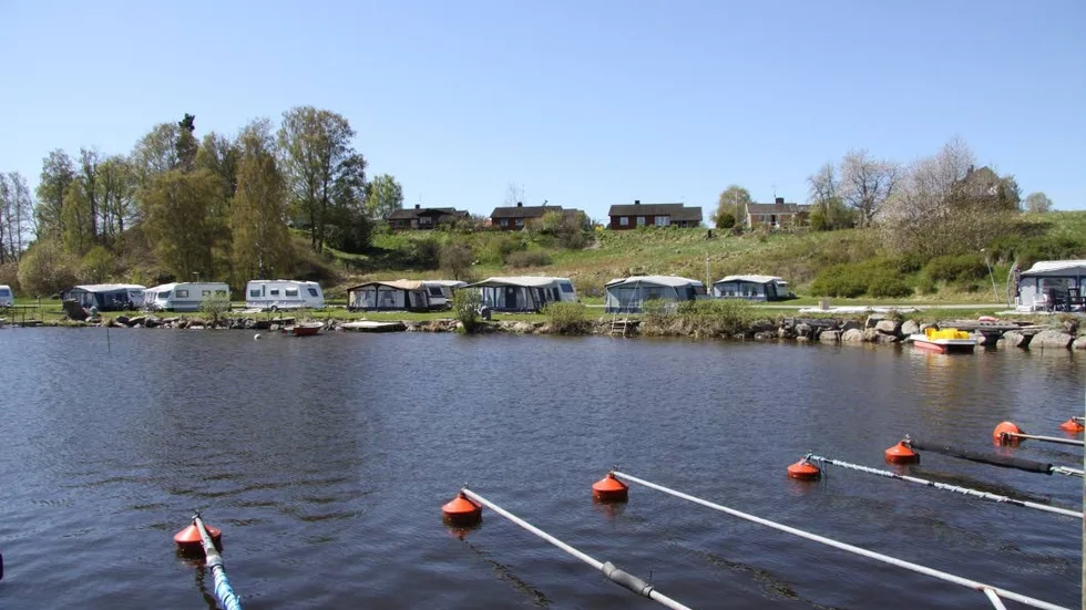 Sjönära. Sommaridyll när Rimforsa camping fortfarande var granne med villor på Åsundavägen.