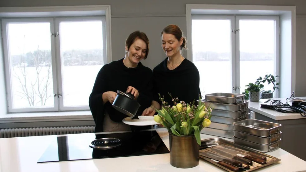 Kokkonst. Veronica Eriksson och Camilla Cederholm satsar på ett matlagningskök för utbildning och lärande.