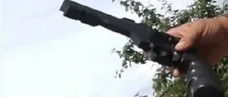 Hotade granne med pistol