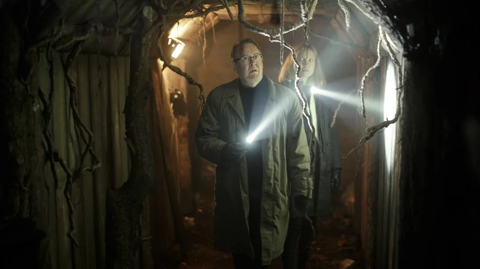 Lagom läskigt. Göran Wass (Göran Ragnerstam) och Eva Thörnblad (Moa Gammel)
 i andra säsongen av "Jordskott".