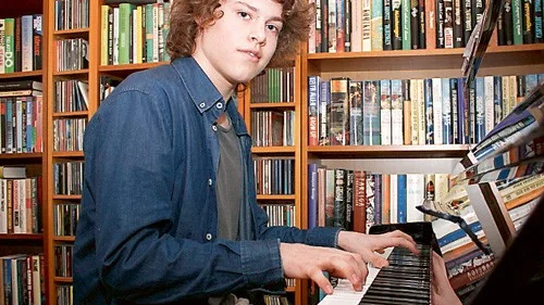 William Isaksson, 15 år, har redan hunnit spela tillsammans med Robert Wells och blivit antagen till två av hans musikläger i Trollhättan.