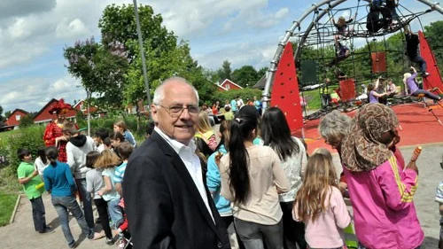 Mårten Bredberg, projektledare, tränger sig före i glasskön.