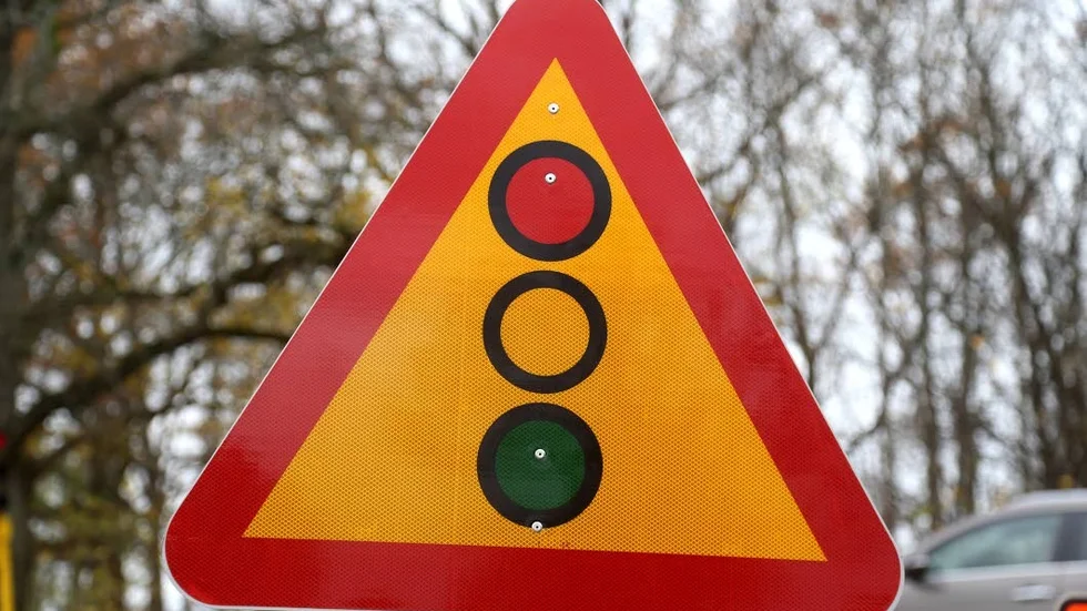 Mannen körde mot rött ljus och blev av med körkortet i två månader.