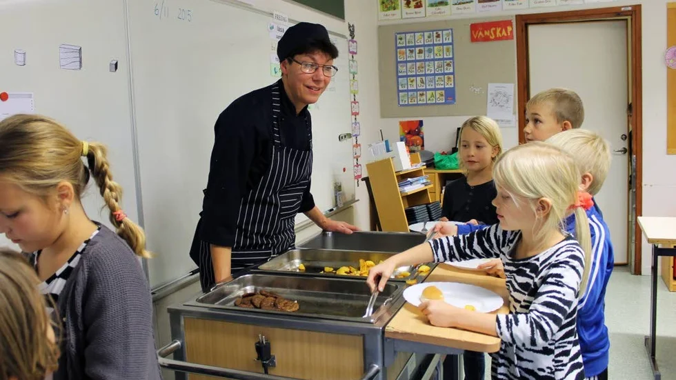 Kökschef Susanne Hadarzon serverar prisbelönt mat till eleverna på Dansäterskolan.