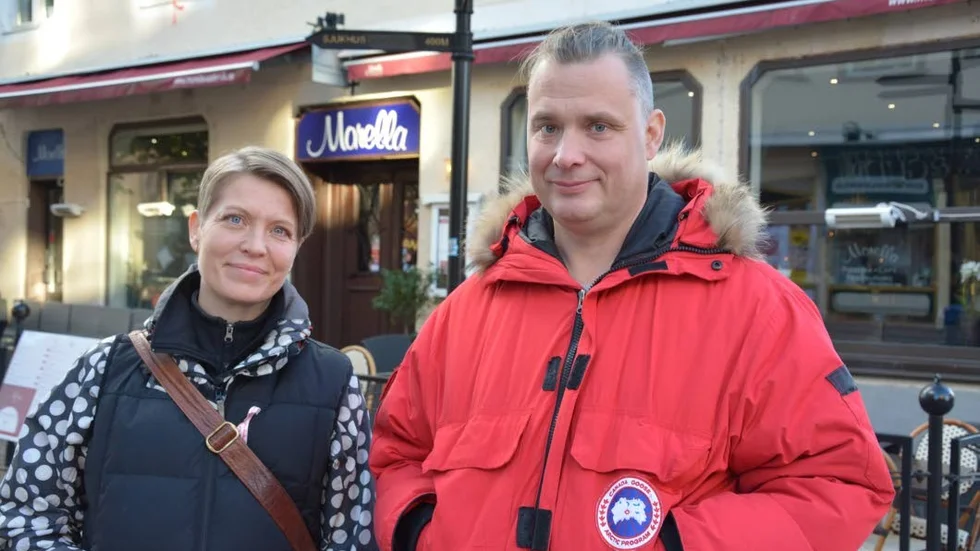 Anna & Mikael Mellström, Björnsholm: – Ja, vi följer det litegrann men man börjar bli trött på det. Det har blivit en lekstuga och en typ av katt- och råttalek. Det känns inte tryggt med Donald Trump och hans uttalanden, han skulle kunna reta upp en tegelsten.