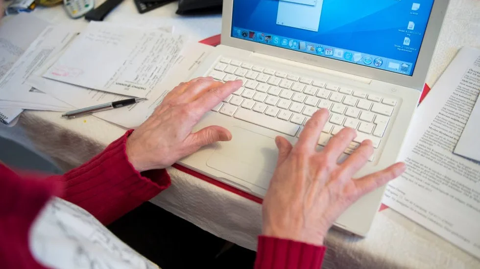 Ett medborgarförslag om en träffpunkt, med möjlighet för äldre i Grebo att få hjälp med sina dataproblem, avslås.