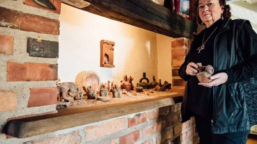 Visar. I den före detta 70-talsbaren har Åsa F Jägerhorn ställt i ordning en utställning med fynd från sina resor.