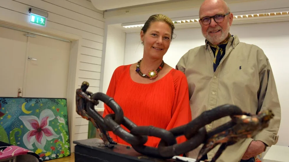 Konst. Liz Pettersson och KG Petersson gör gemensam sak.
– Vi har länge pratat om att det vore roligt att göra något tillsammans igen, och nu blir det äntligen av, säger de apropå utställninge i Konsthallen.