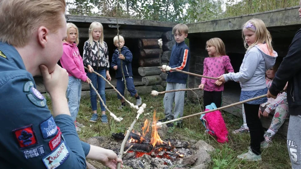 Scoutlearen Robin Dovnäs visade barnen hur det går till att baka pinnbröd över öppen eld.