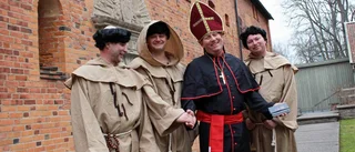Munkar spelar in video på kloster