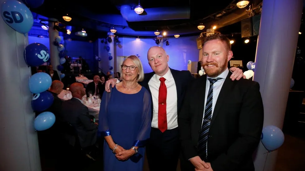 Så här såg det ut på valnatten förra året. Jonas Andersson, Sverigdemokraterna  dåvarande gruppledare omgiven av Jane Eriksson, tvåa på listan och Klas Ahlberg, trea på listan.