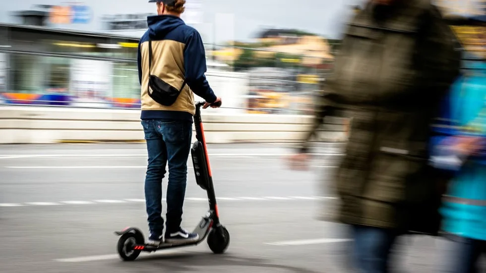 Eldrivna sparkcyklar har väckt diskussioner i svenska städer på senare tid.