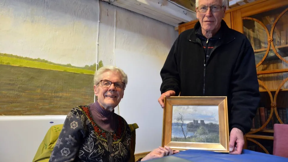 Inspiratör. Barbro Lönnehed och Matz Pettersson med en målning av den berömde landskapsmålaren Olof Hermelin, en betydelsefull person för Hilding Bossler.