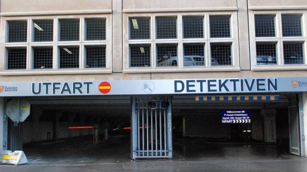 Så här ser infarten till p-huset ut i dag. Utfarten är mot Repslagargatan- Nu vill fastighetsägaren fräscha upp hela byggnaden.