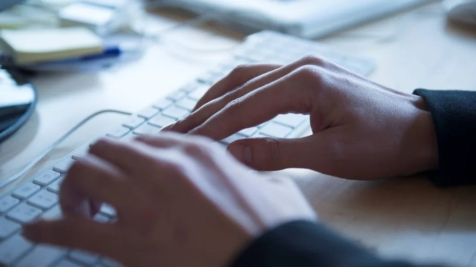Arbete. Än så länge kan vi inte låta 90-talisterna ta över arbetsmarknaden.