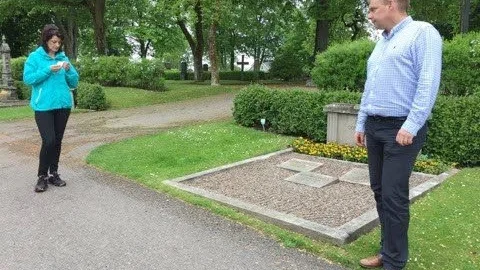 Griftegårdschef Daniel Kullman har träffat den skändade kattens ägare.