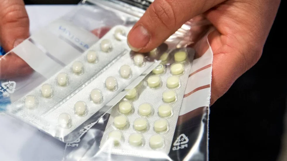 Mannen ska bland annat innehaft 1003 tabletter alprazolam samt 28 tabletter innehållande preparatet MDMA (ecstasy) som är narkotikaklassat, i en lägenhet i Västervik. Själv hävdade han att han köpt mycket på en gång, för att slippa ha kontakt med säljaren så ofta.