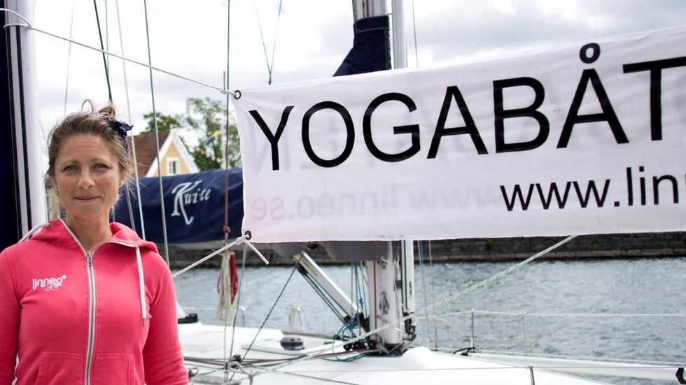 Under juli så seglar Yogabåten genom Göta kanal för första gången.
