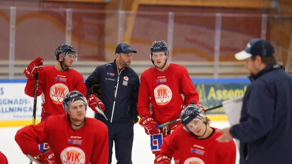 Mattias Karlin gav instruktioner samtidigt som Gabriel Desjardins fick specialråd av Micke Johansson.