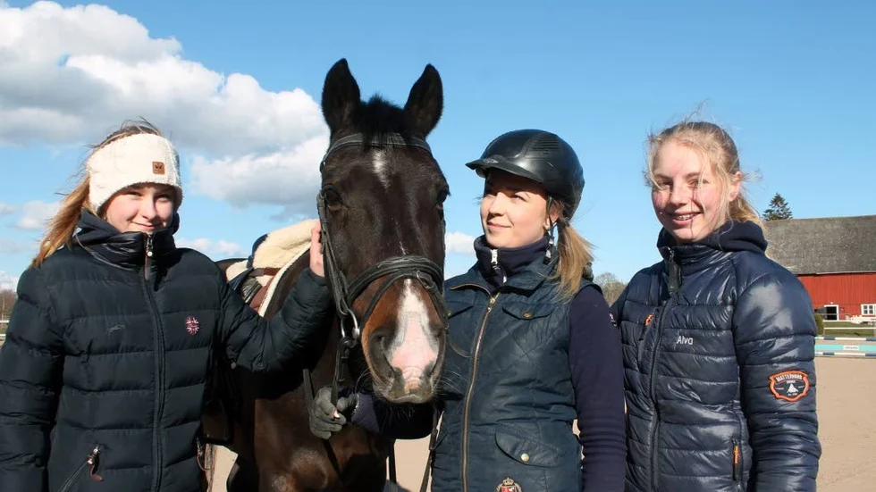 HEMMASTART. Olivia Elf, hästen Smulans pajas, Elin Sjöholm Alva Österberg är alla med i lördagens hopptävling för ponnyer på Nykyrka ridklubb på lördagen.