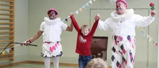 Mirakelclowner fick Blackstadbarnen att tjuta av skratt