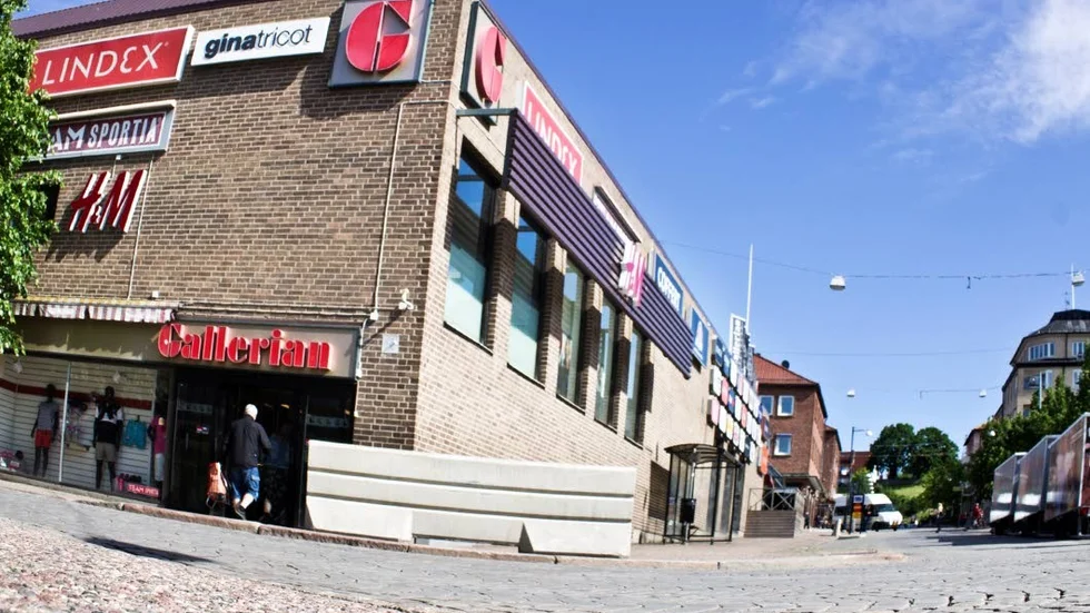Många handlare i Motala centrum väljer att hålla stängt på röda dagar, något som retar båtturister.